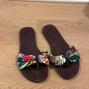 Havaianas purple/tropical flower flip flops size w 9/10